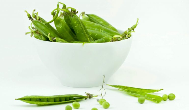 string-beans-on-bowl-768092